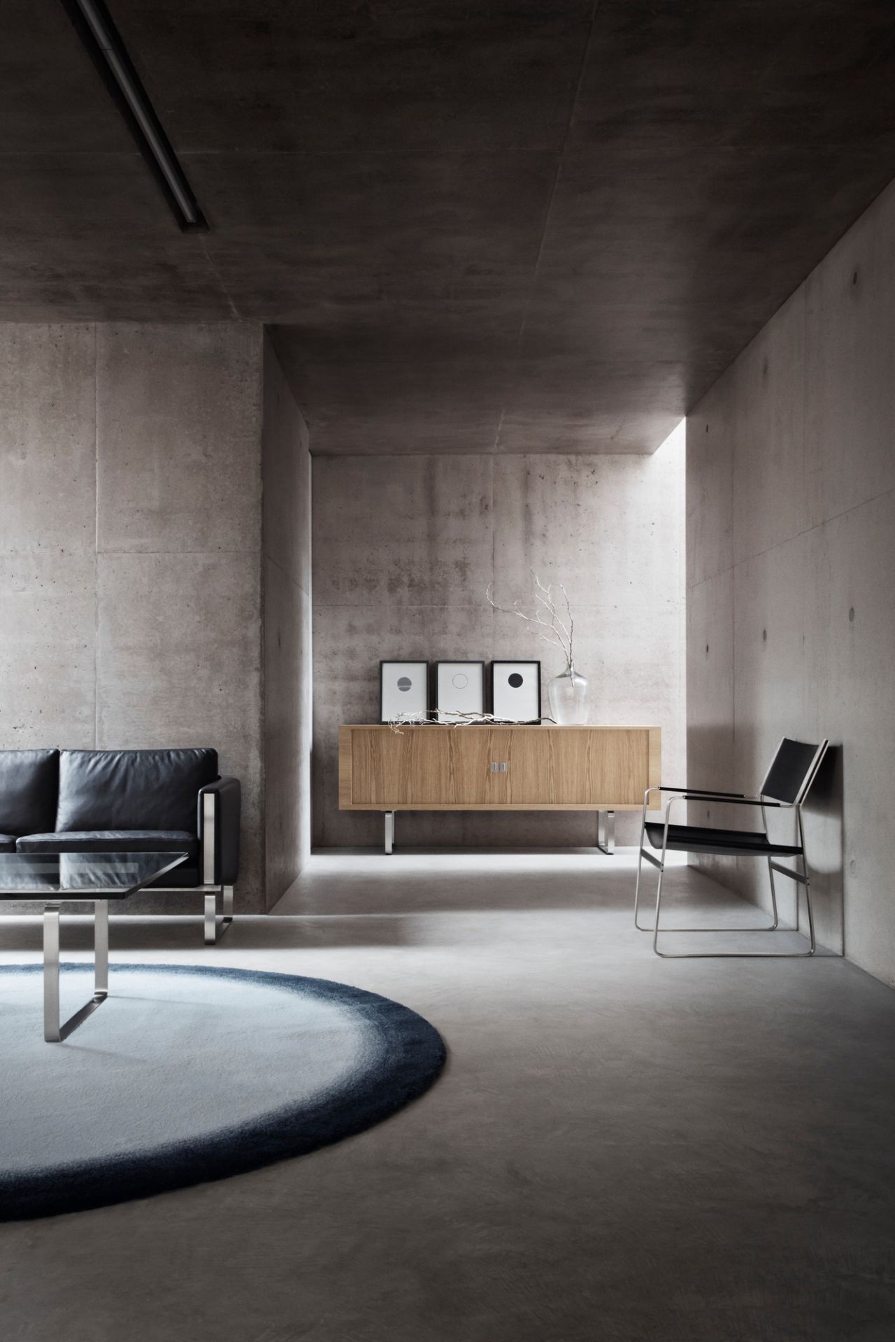 CH825 Sideboard von Carl Hansen & Søn: Eiche geölt, massives Holzgestell im modernen Wohnraum.