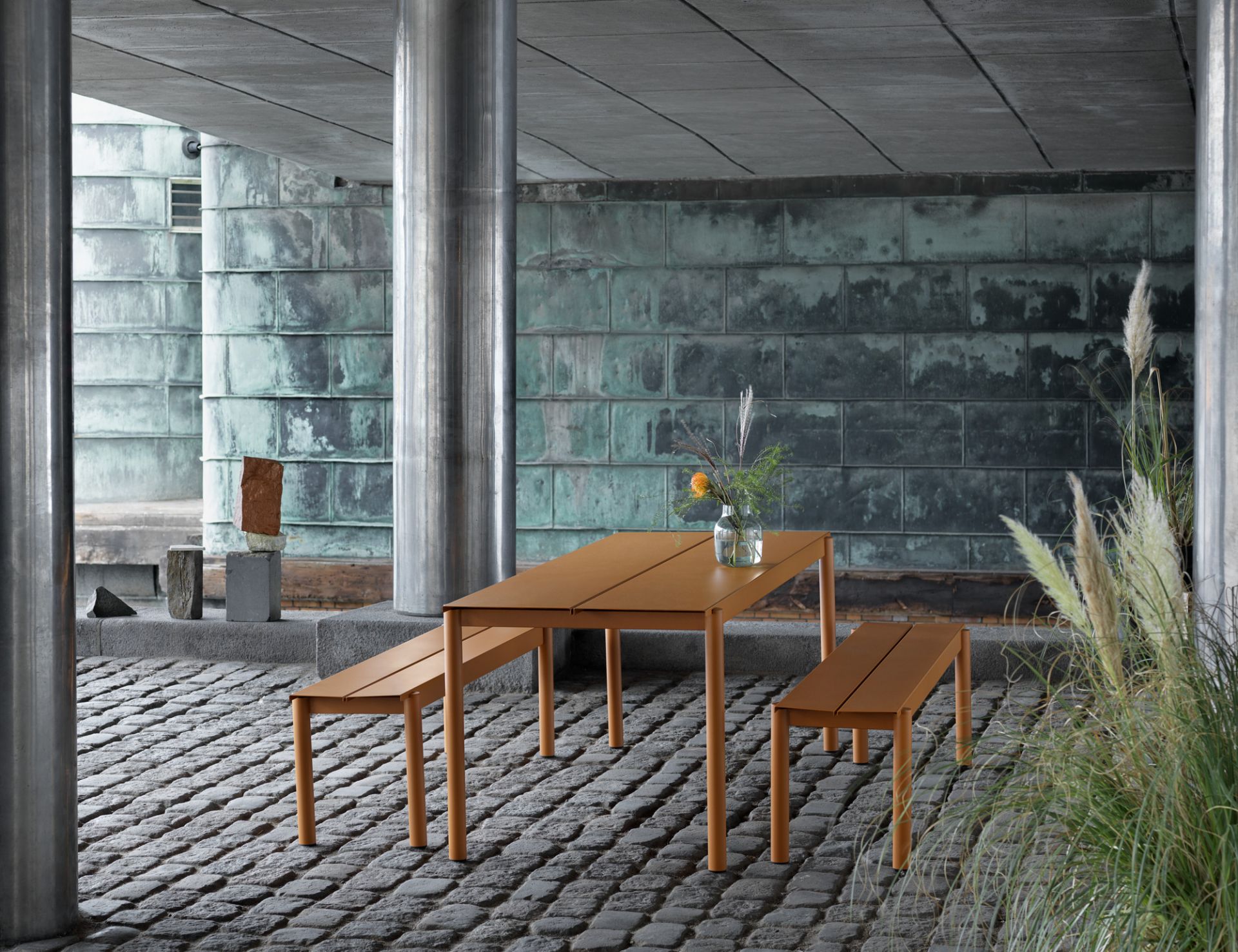Muuto Linear Steel Bank, Outdoor Sitzbank aus Stahl in Kupferbraun, 110x34 cm.