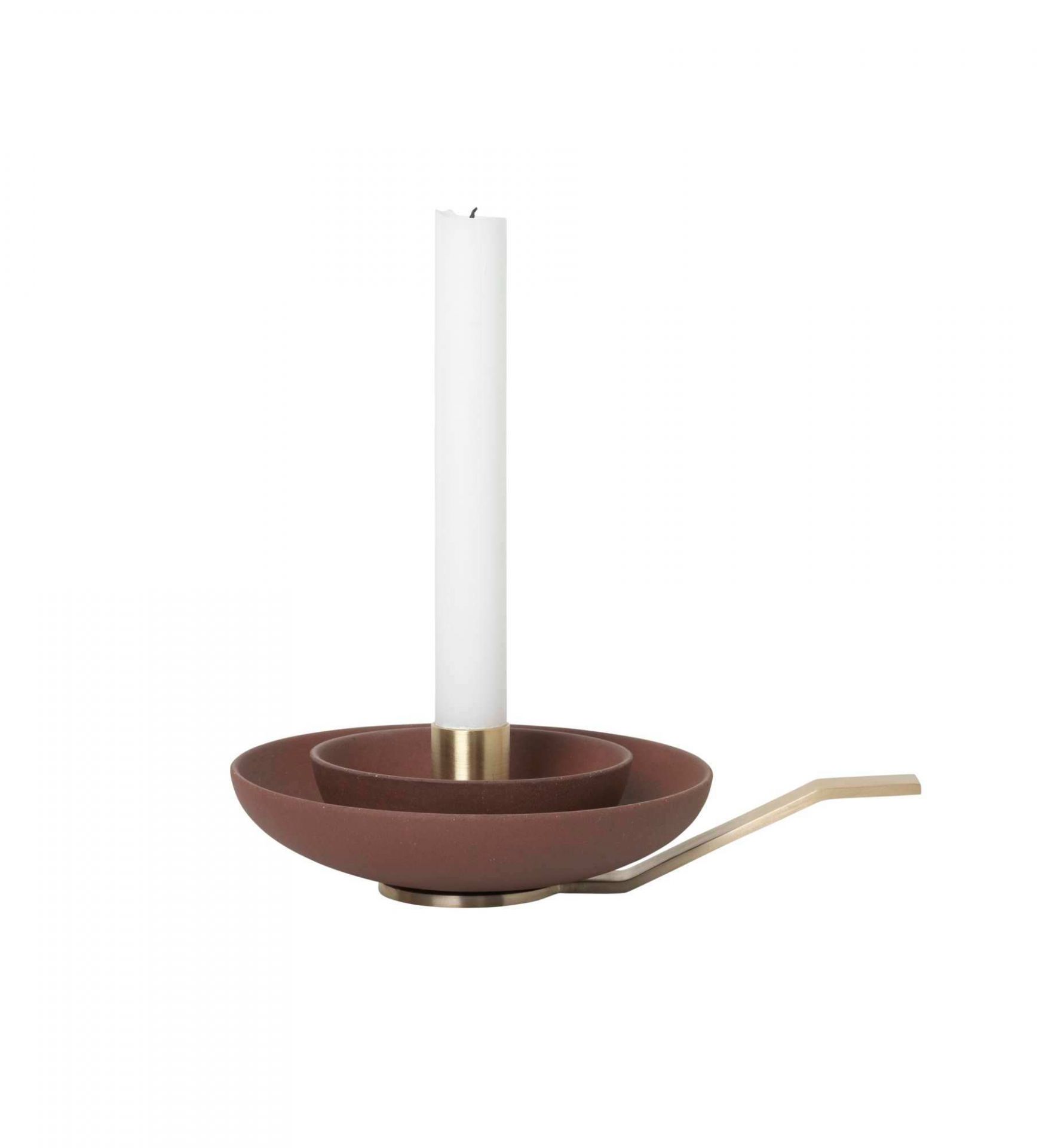 Ferm Living Around Kerzenhalter aus Terrakotta mit Messingdetails und weißer Kerze.