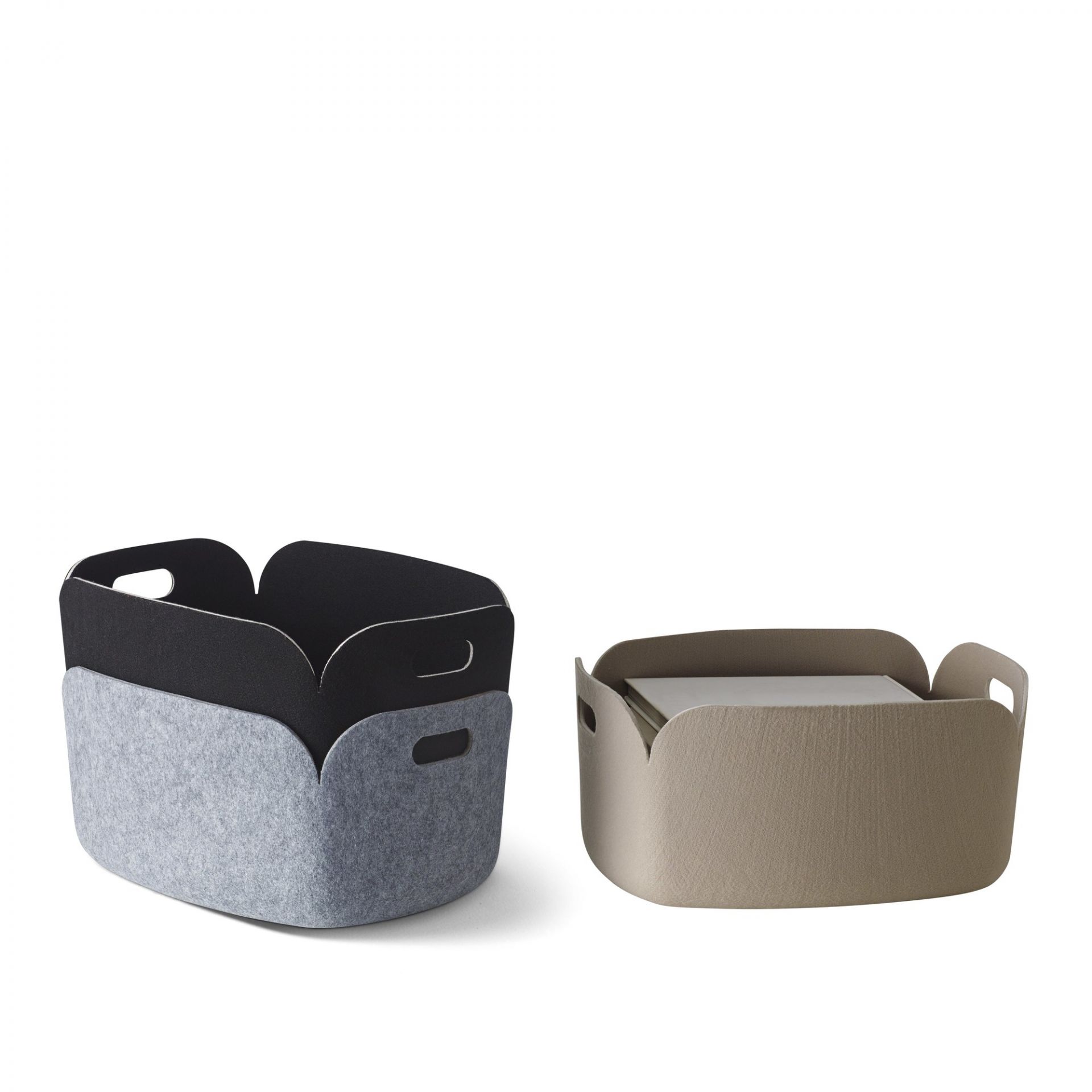 Muuto Restore Storage Basket: Zwei moderne Aufbewahrungskörbe aus Filz in Grau-Schwarz und Beige.