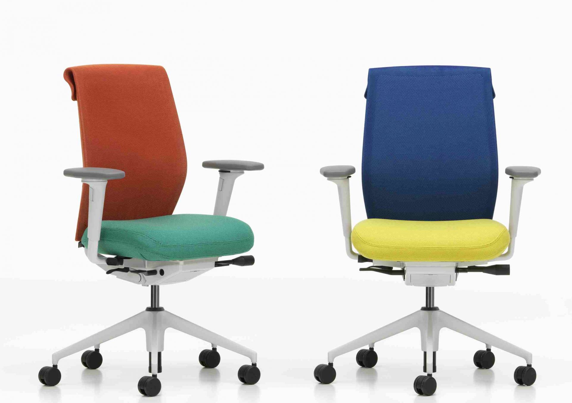 ID Cloud Bürodrehstuhl von Vitra, zwei farbenfrohe ergonomische Bürostühle mit Rollen und verstellbaren Armlehnen.