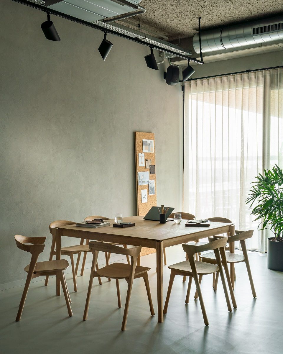 Quadratischer Bok Tisch aus Eiche von Ethnicraft mit sechs passenden Holzstühlen in einem modernem Esszimmer.