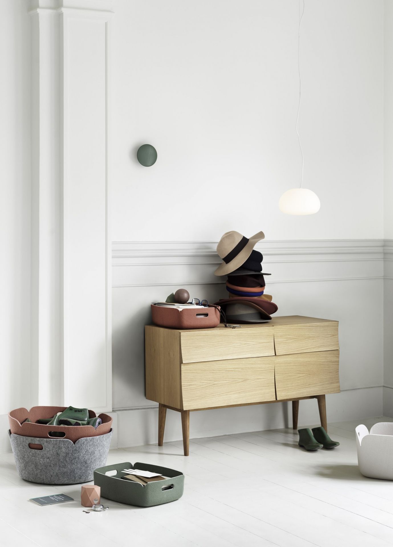 Muuto Restore Storage Basket Aufbewahrungskörbe in verschiedenen Farben im minimalistischen Wohnambiente, ideal für Ordnung und Dekoration.