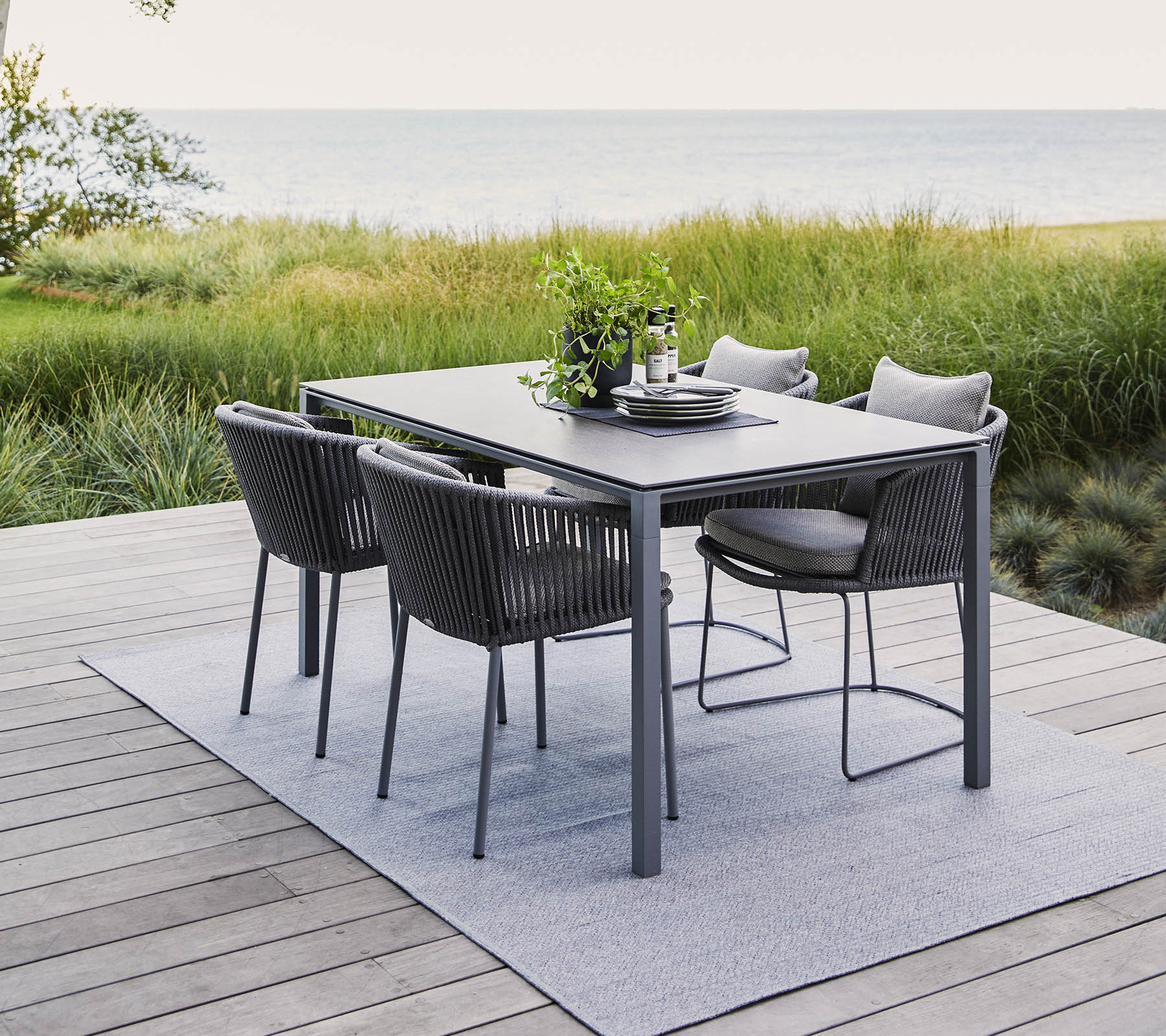 Moments fauteuil donkergrijs Cane-Line