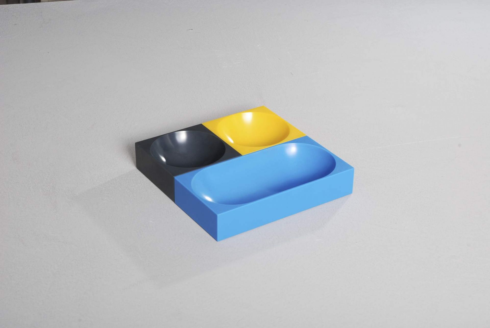 Modul 3 Magnetic Bowl Schale Farmer 3er-Set: Quadratische Schalen in Blau, Gelb und Anthrazit.