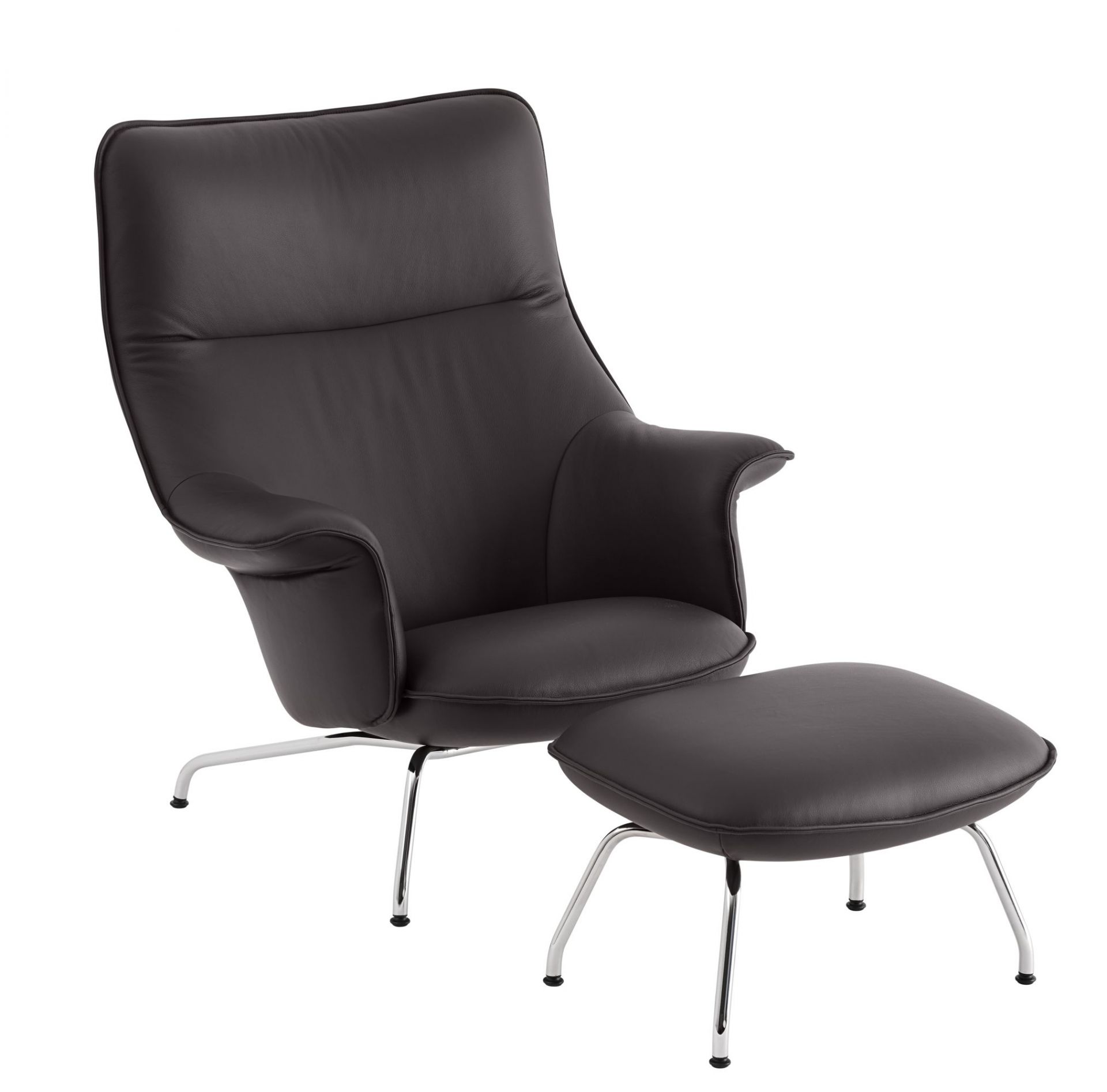 Muuto Doze Lounge Chair High Sessel mit Fußhocker, Lederbezug und Chromgestell, isoliert auf Weiß.