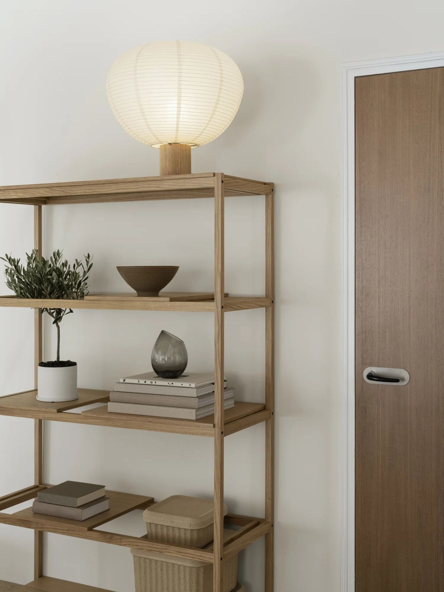 Blomus Kami Reispapier Tischleuchte auf Holzregal, sanftes Licht, minimalistisches Design für Wohnzimmer und Schlafzimmer.