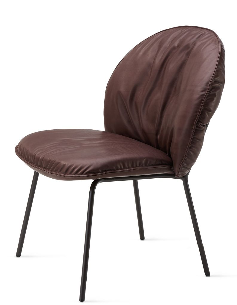 Marie Low Dining Chair von Freifrau Manufaktur: Brauner Lederstuhl mit schwarzem Metallgestell, ideal für Esszimmer.