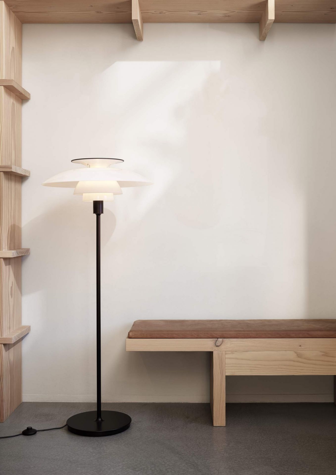 Weiße PH 80 Stehleuchte von Louis Poulsen mit schwarzem Fuß im minimalistischen Interieur.