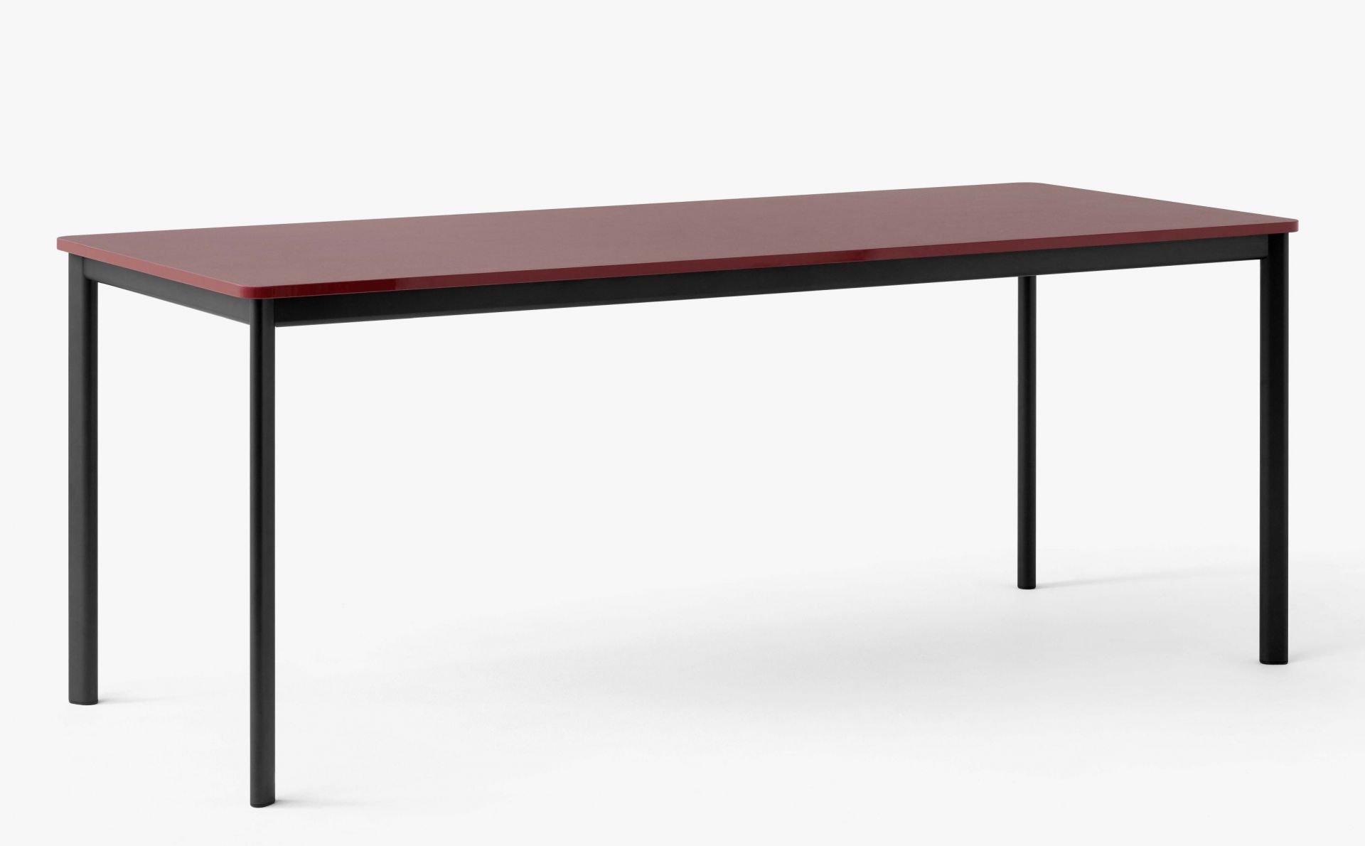 AndTradition Drip Table mit roter Tischplatte und schwarzem Metallgestell, minimalistisches Design für Büro oder Wohnzimmer.