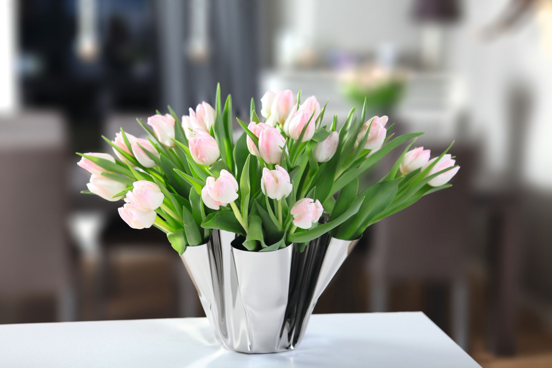 Margeaux Vase von Philippi, gefüllt mit einem üppigen Bouquet rosa Tulpen, moderne Tischdekoration.