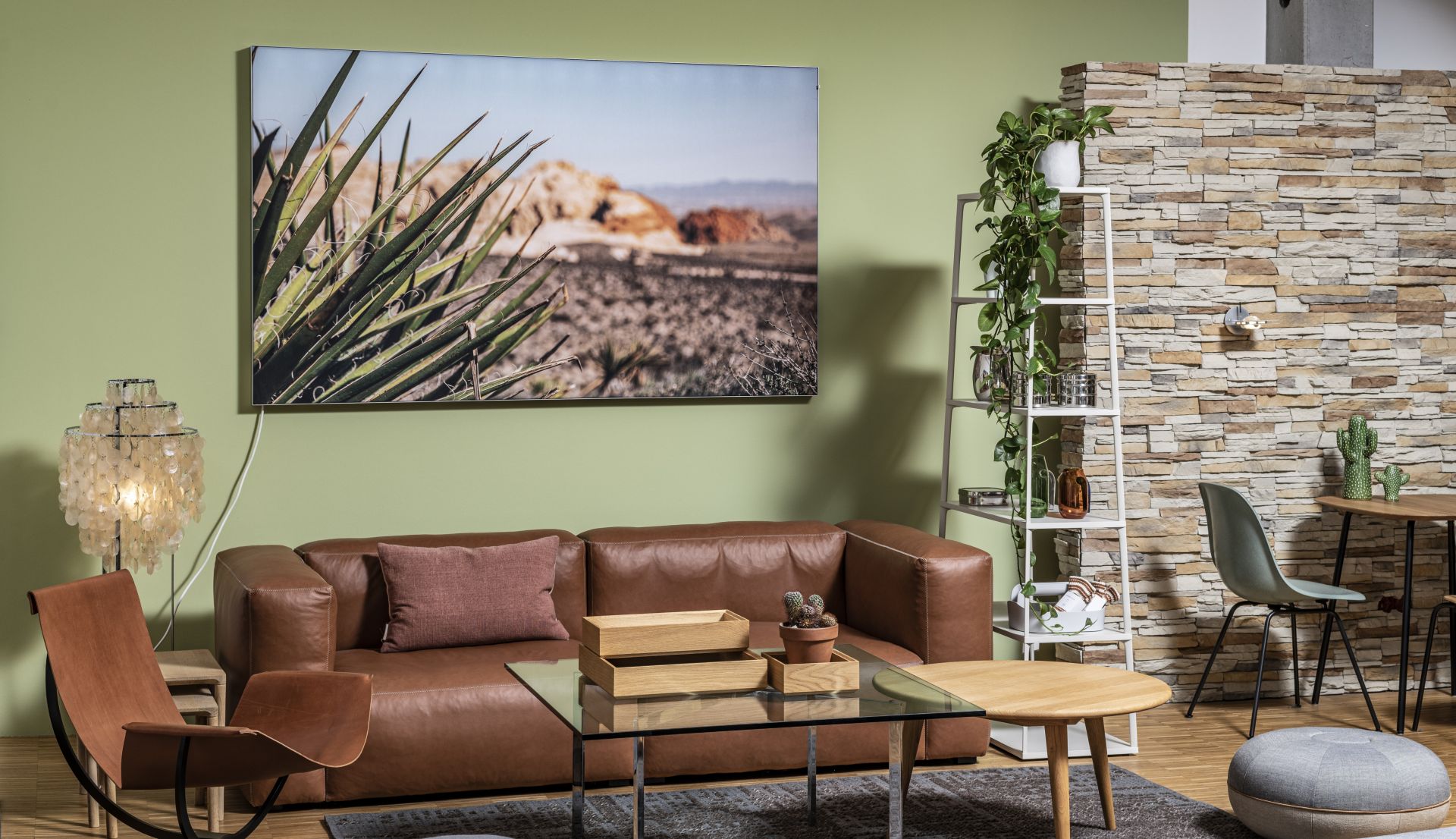 Barcelona Couchtisch aus Kristallglas von Knoll International in einem stilvollen Wohnzimmer-Ambiente.