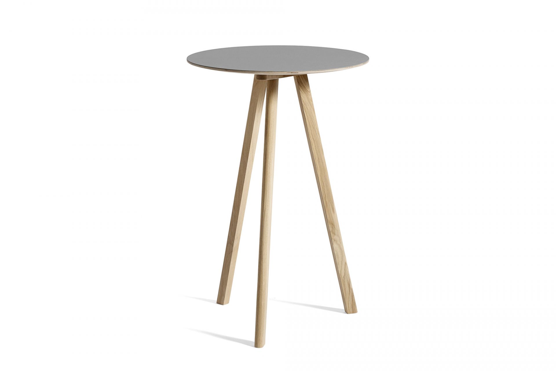 Hay Copenhague Stehtisch CPH 20 mit grauer Tischplatte und hellem Holzgestell, Durchmesser 70 cm.