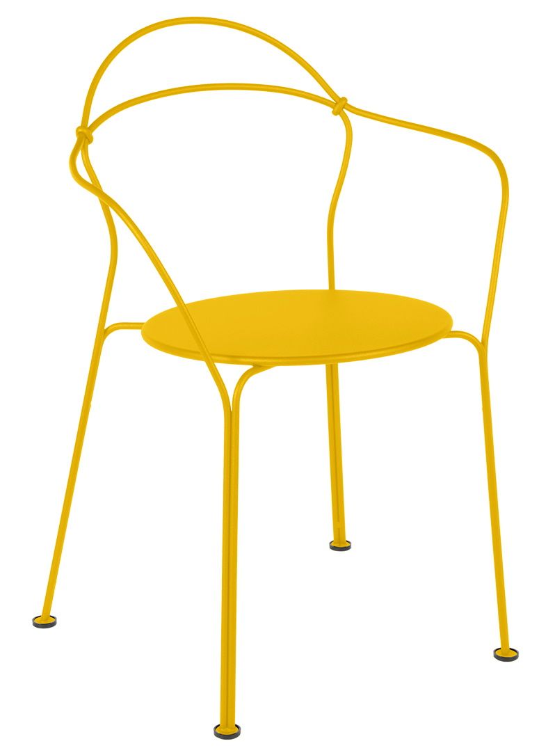 Gelber Airloop Sessel von Fermob für den Außenbereich, moderner Metallstuhl mit runder Sitzfläche.