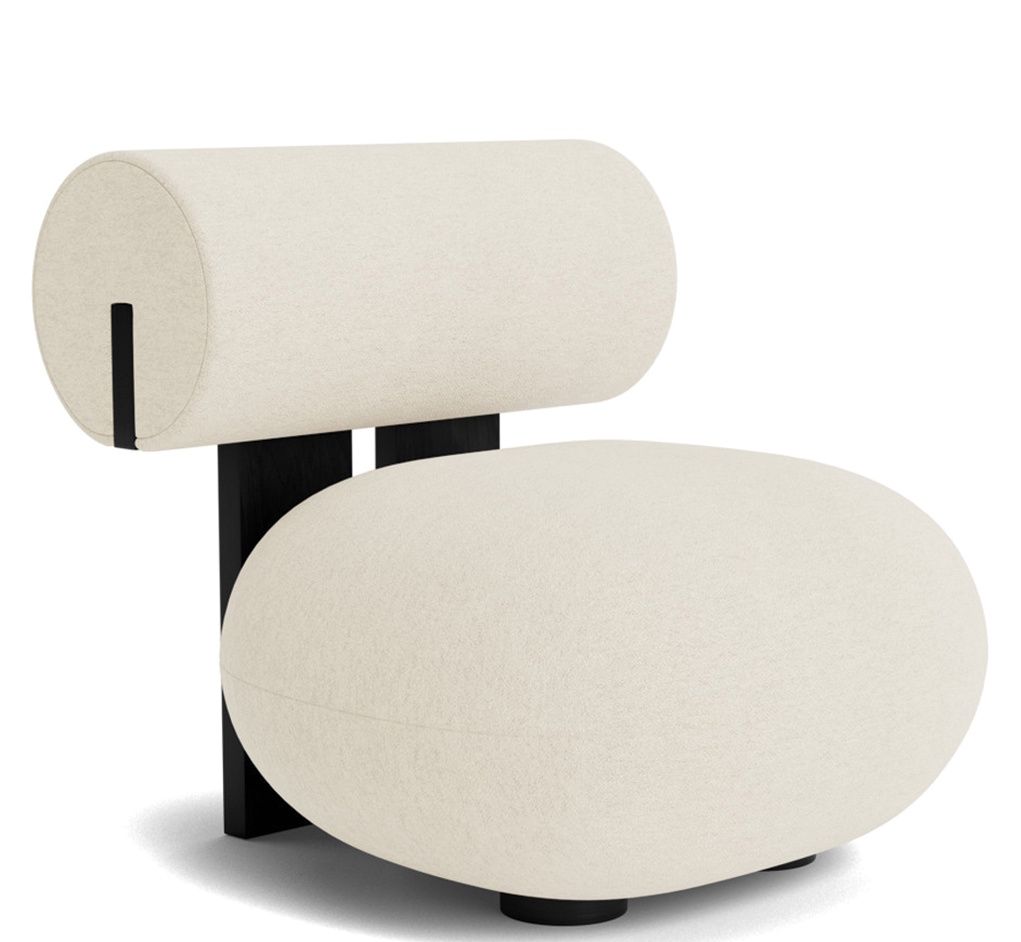 Hippo Lounge Chair Sessel von NORR11 in Creme mit dunklem Holzgestell, moderner Design Sessel.