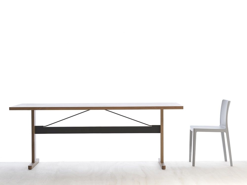 Passerelle Table Tisch von Hay in Schwarz mit Holzgestell und einem Stuhl.