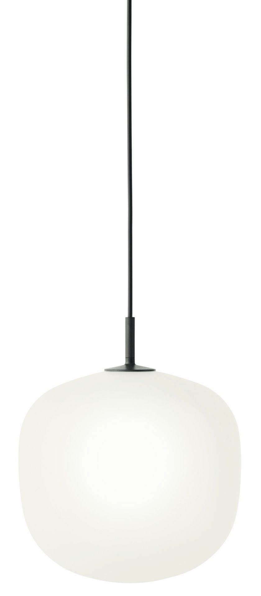 Nahaufnahme der grauen Rime Pendelleuchte von Muuto mit schwarzem Kabel und sanftem Licht.