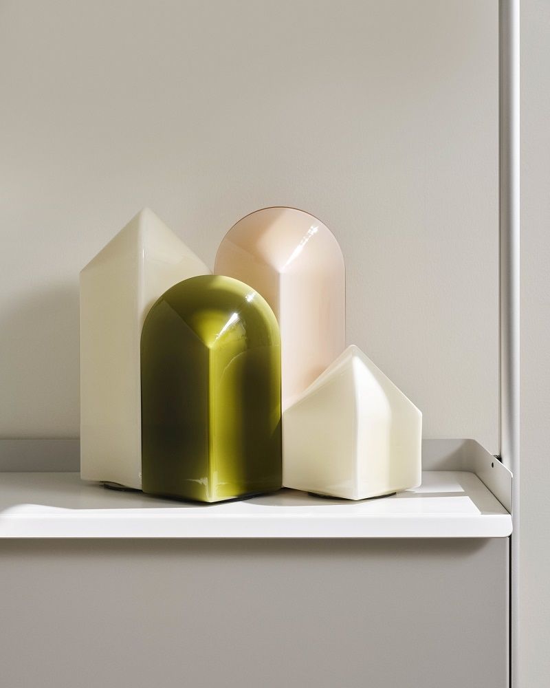 Nahaufnahme der Hay Parade Table Lamp Tischleuchte, bestehend aus vier geometrischen, farbigen Elementen.