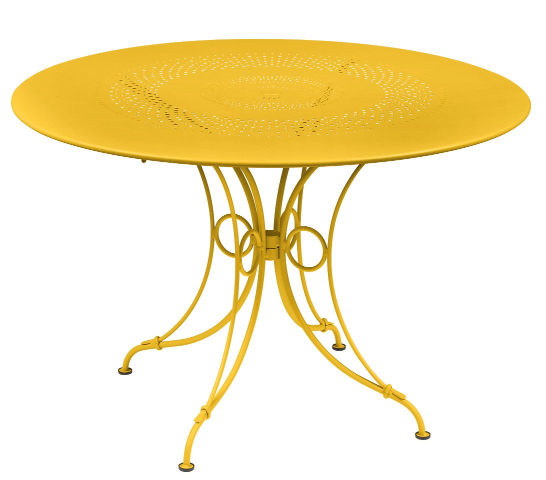 Gelber Fermob 1900 Gartentisch, runder Outdoor-Tisch mit filigranem Lochmuster und Stahlgestell für Terrasse und Garten.