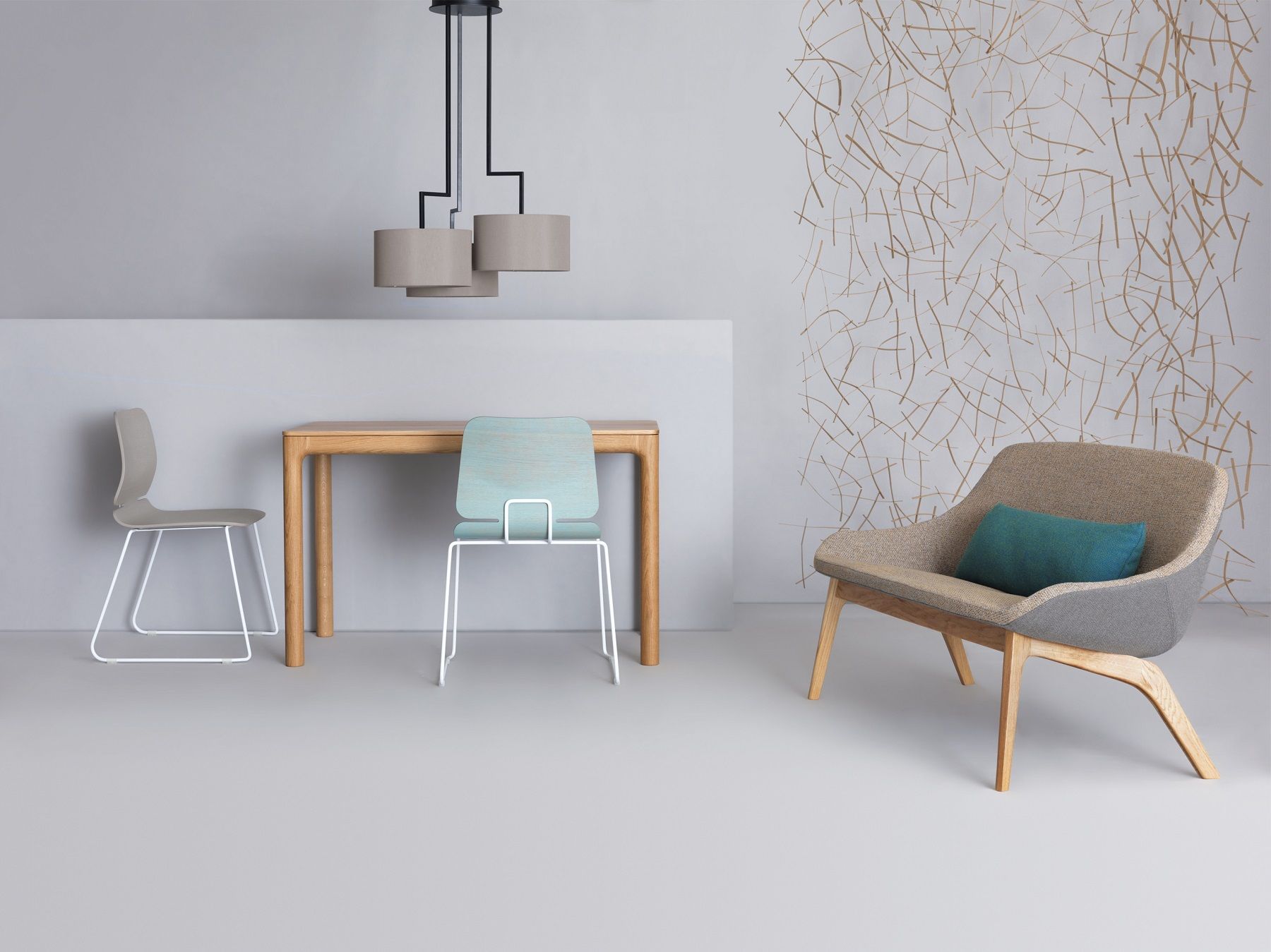 Morph Duo Lounge Sofa von Zeitraum mit Sessel, Stühlen, Tisch und Pendelleuchte in modernem Interieur.