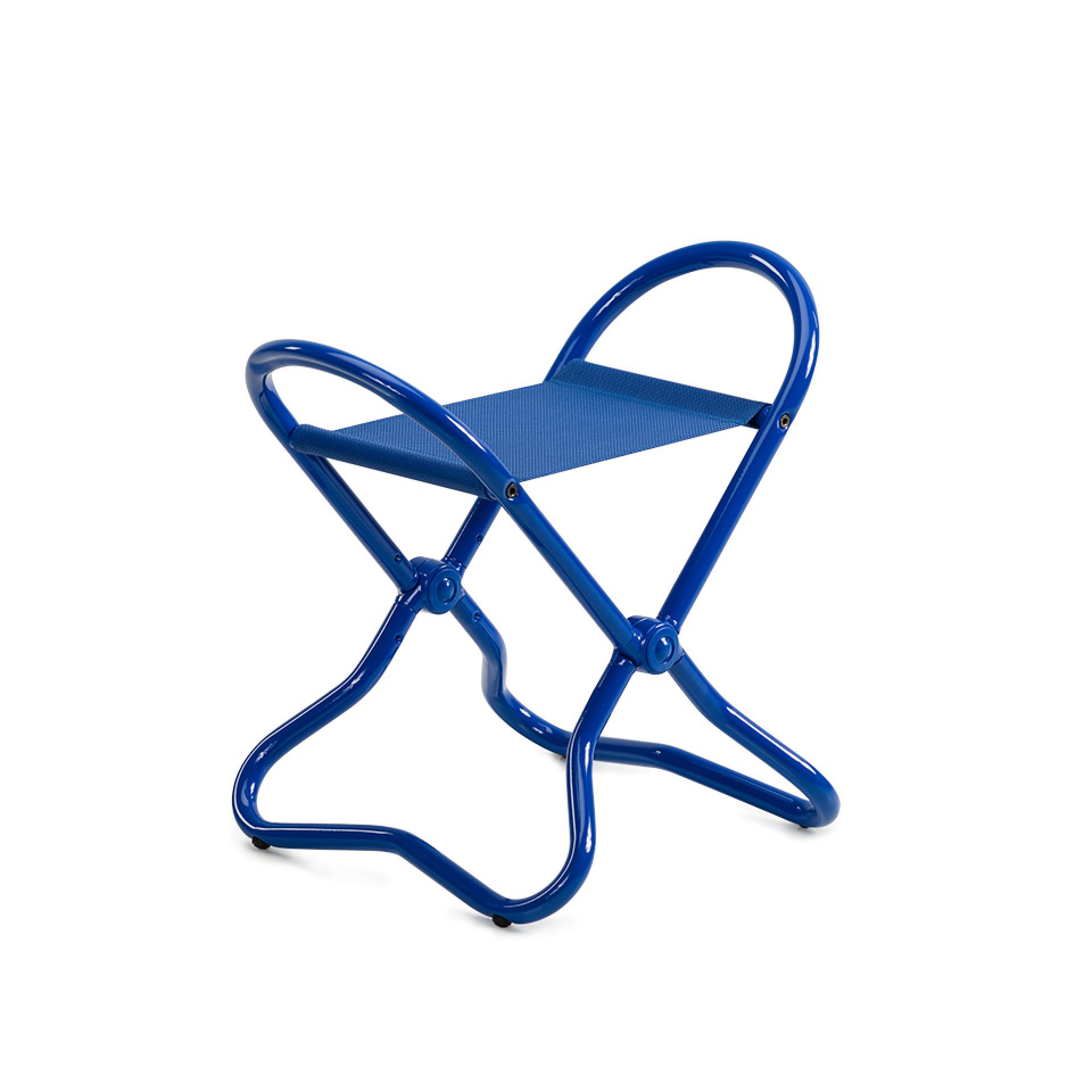 Blauer Snupi Kinder Klappstuhl Lectus mit Metallgestell und Textilsitzfläche, zusammengeklappt.