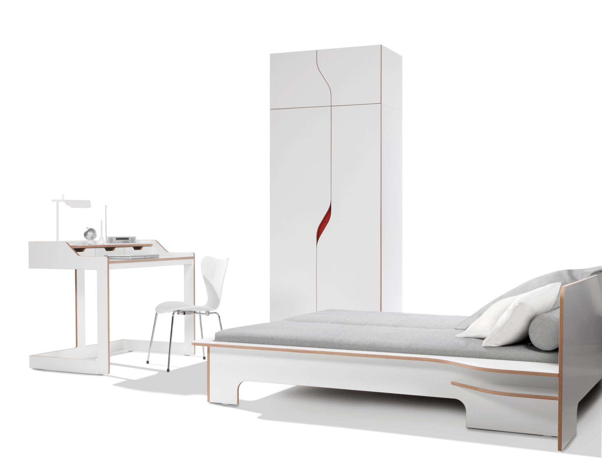 Modernes Schlafzimmer-Set: Bett, Schrank und Plane Sekretär von Müller Möbelwerkstätten.