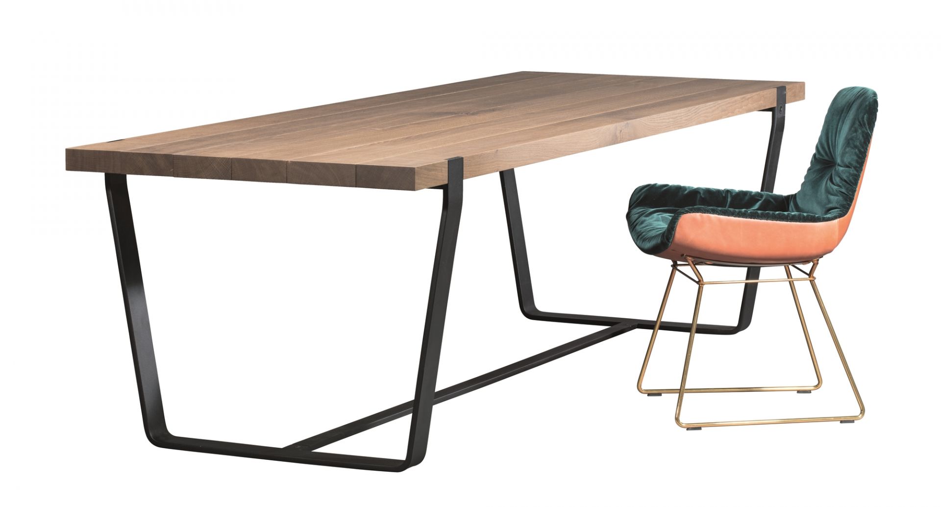 BB 11 Clamp Tisch Eiche geölt mit schwarzem Metallgestell und farbigem Stuhl im modernen Design.