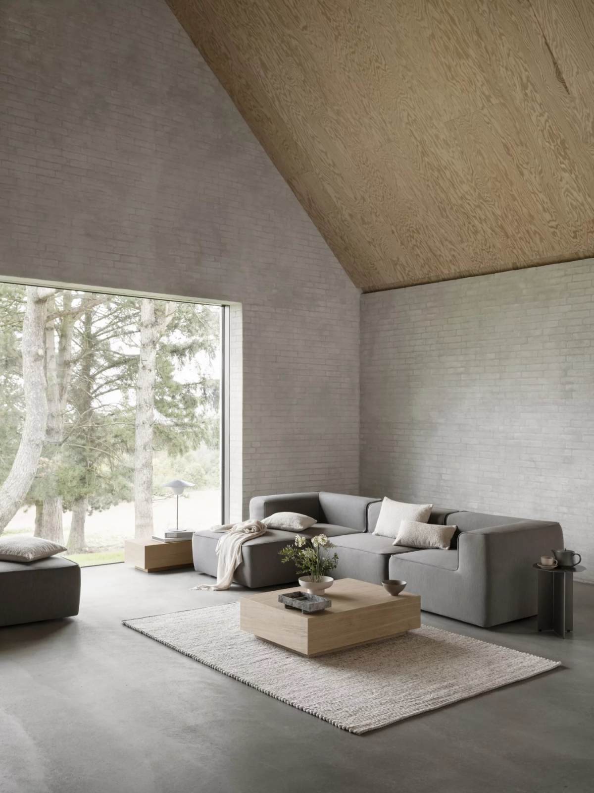 Blomus Oru Beistelltisch in modernem Wohnzimmer. Der kleine Tisch ist ideal als Ablage.