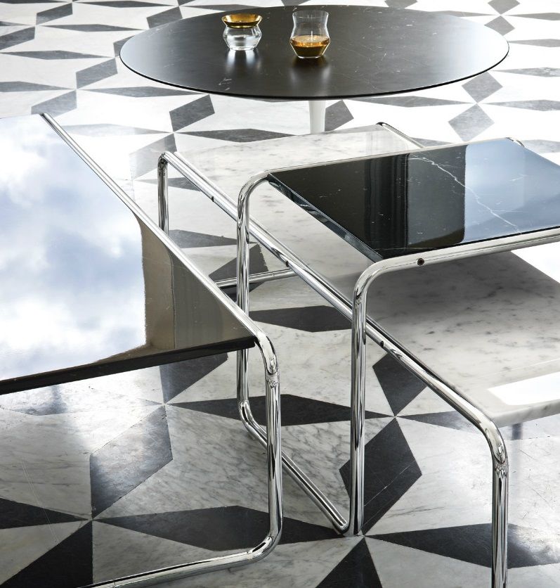 Detailaufnahme von Laccio Couchtischen von Knoll International mit Marmorplatten und verchromtem Stahlrohrgestell.