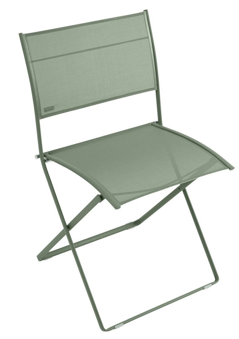 Nahaufnahme des grünen Fermob Plein Air Stuhls für den Außenbereich, ideal für Garten und Terrasse.