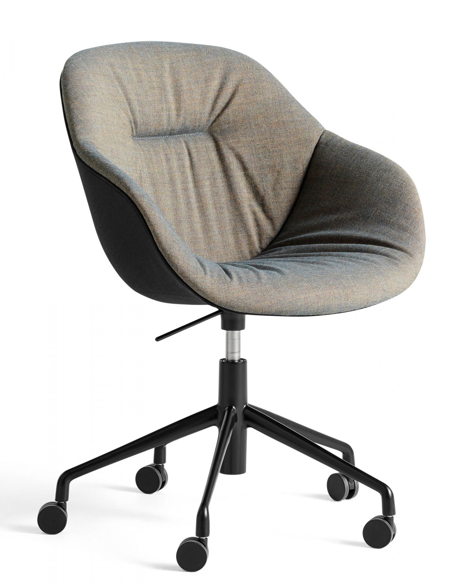 About a Chair AAC153 Soft Duo Stuhl von Hay mit grauem Stoffbezug und schwarzem Fußkreuz.