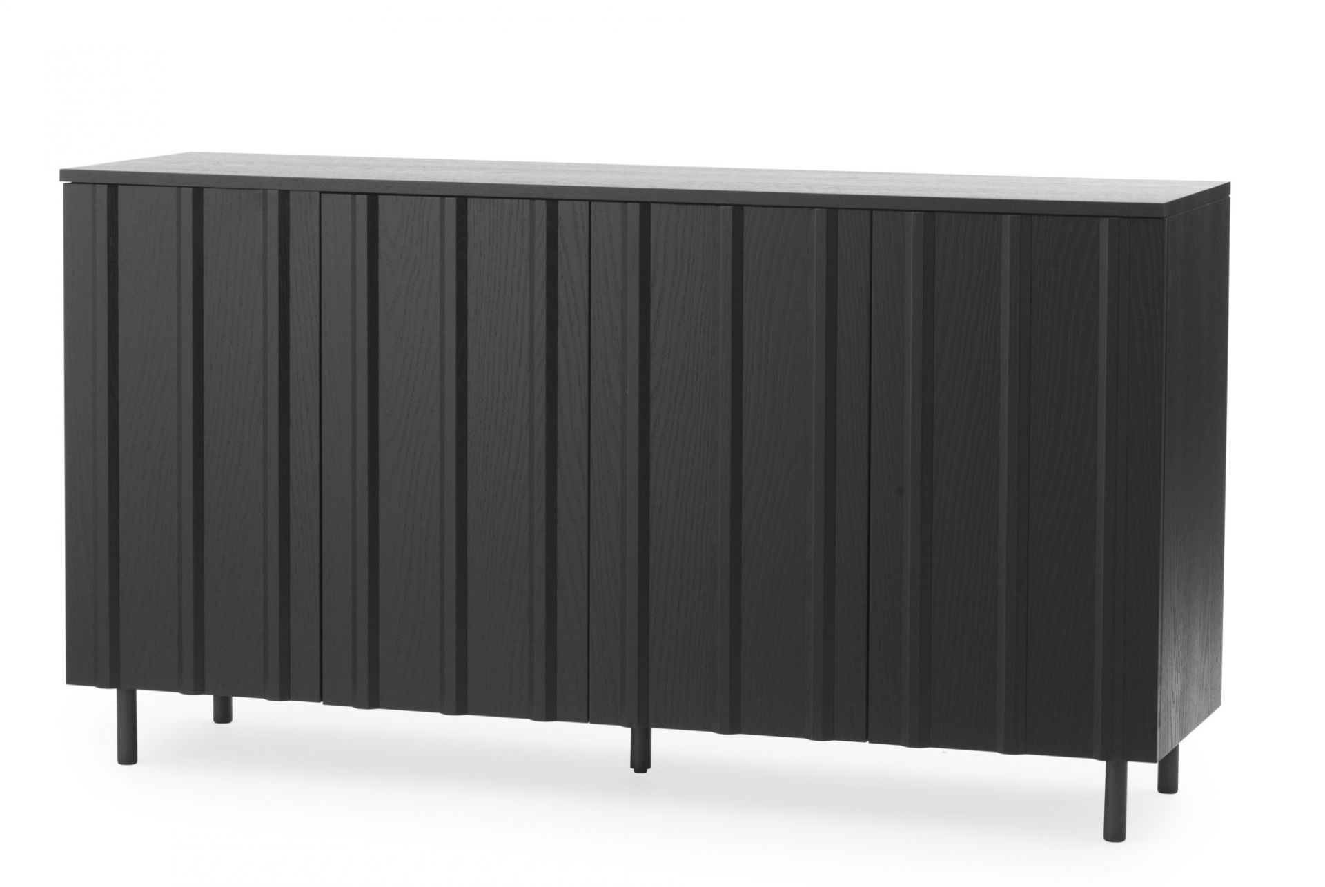 Normann Copenhagen Rib Sideboard in Schwarz: Modernes Holz Sideboard mit gerippter Front und filigranen Füßen.