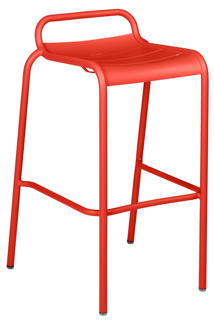 Roter Luxembourg Barstool Barhocker von Fermob für den Außenbereich, modernes Design mit Rückenlehne und Fußstütze.