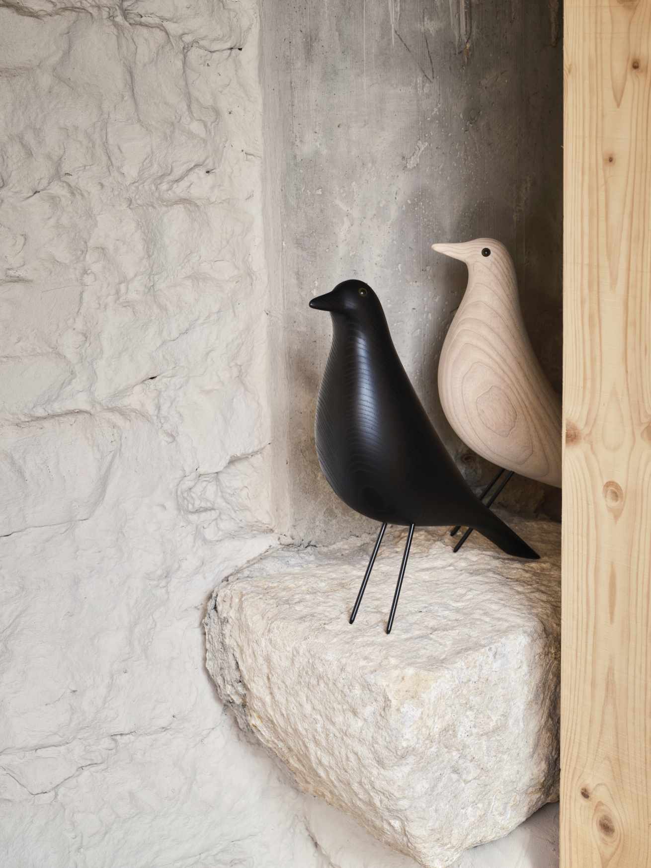 Eames House Bird Skulptur aus Esche, schwarz und weiß geölt, dekoratives Designobjekt für Wohnräume.