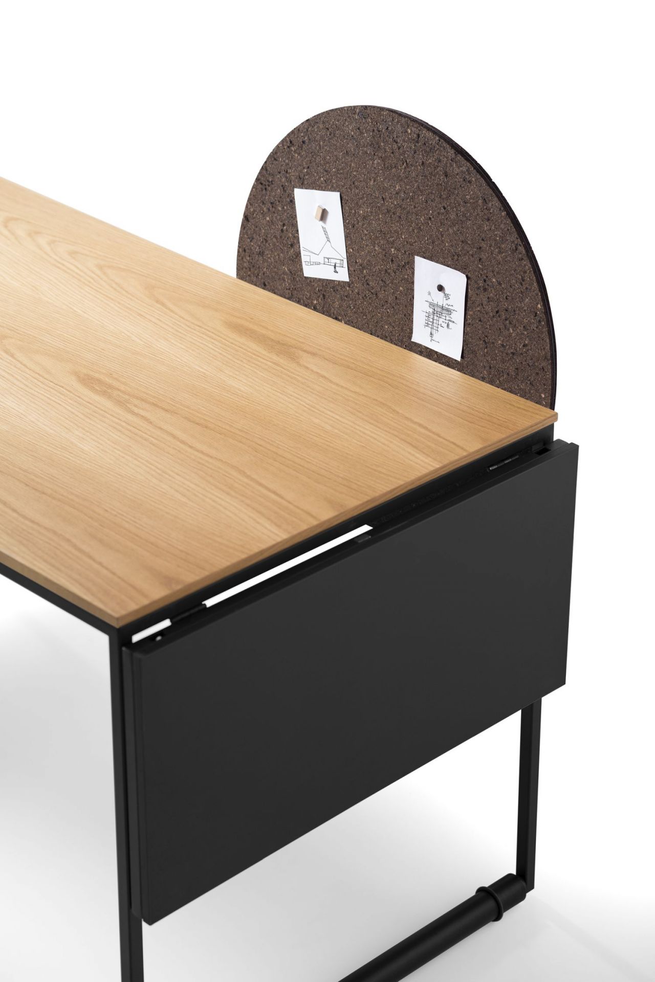 Detailaufnahme: Macis Schreibtisch mit Eichenplatte, schwarzer Schublade und runder Pinnwand.