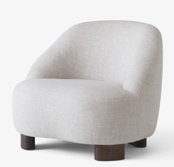 Margas LC1 Loungesessel von AndTradition, moderner Sessel mit cremefarbenem Stoffbezug und dunklen Holzfüßen, für Wohnzimmer.