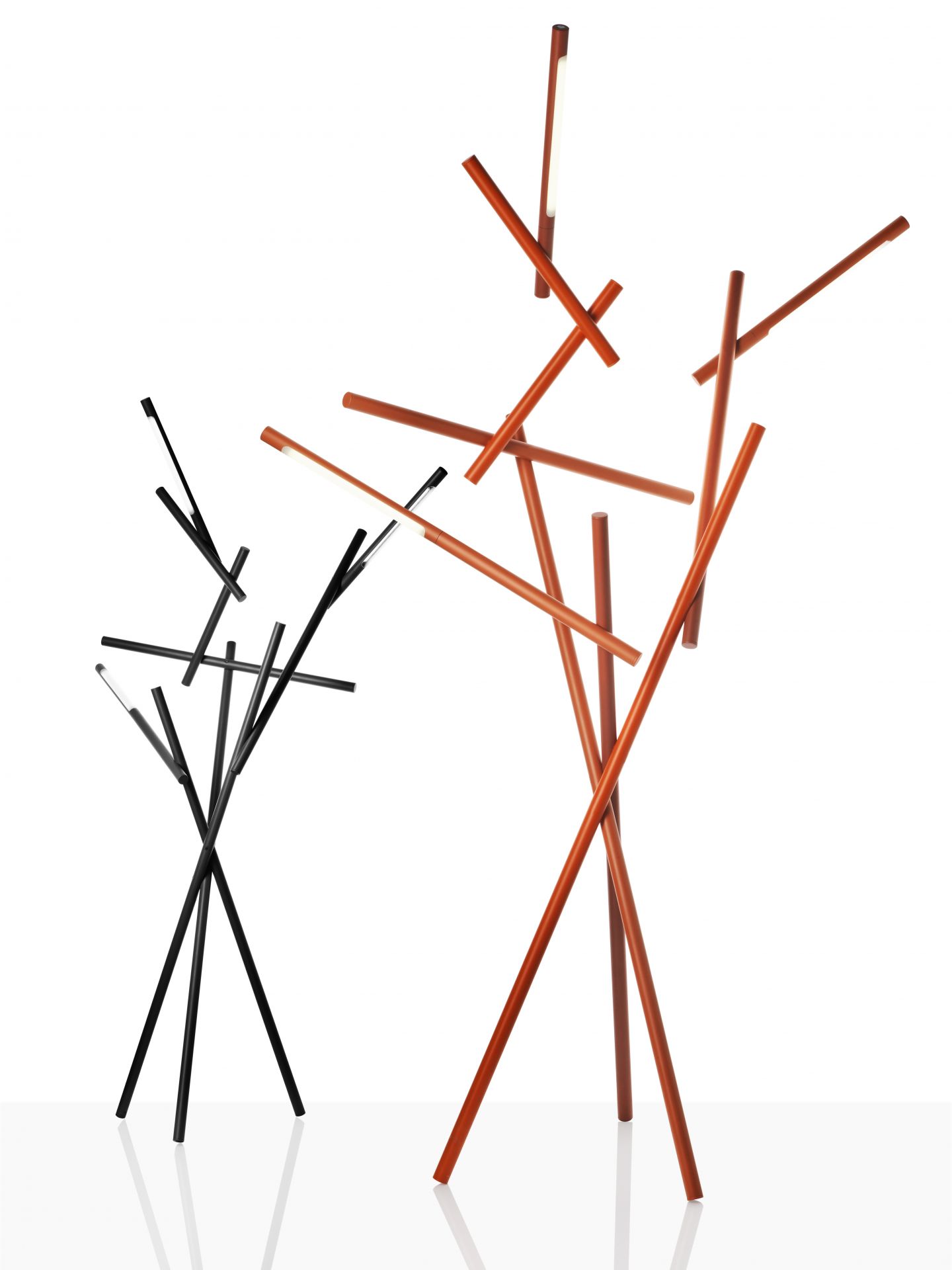 Moderne Tuareg Stehleuchte von Foscarini, abstraktes Design mit roten und schwarzen Leuchtstäben.