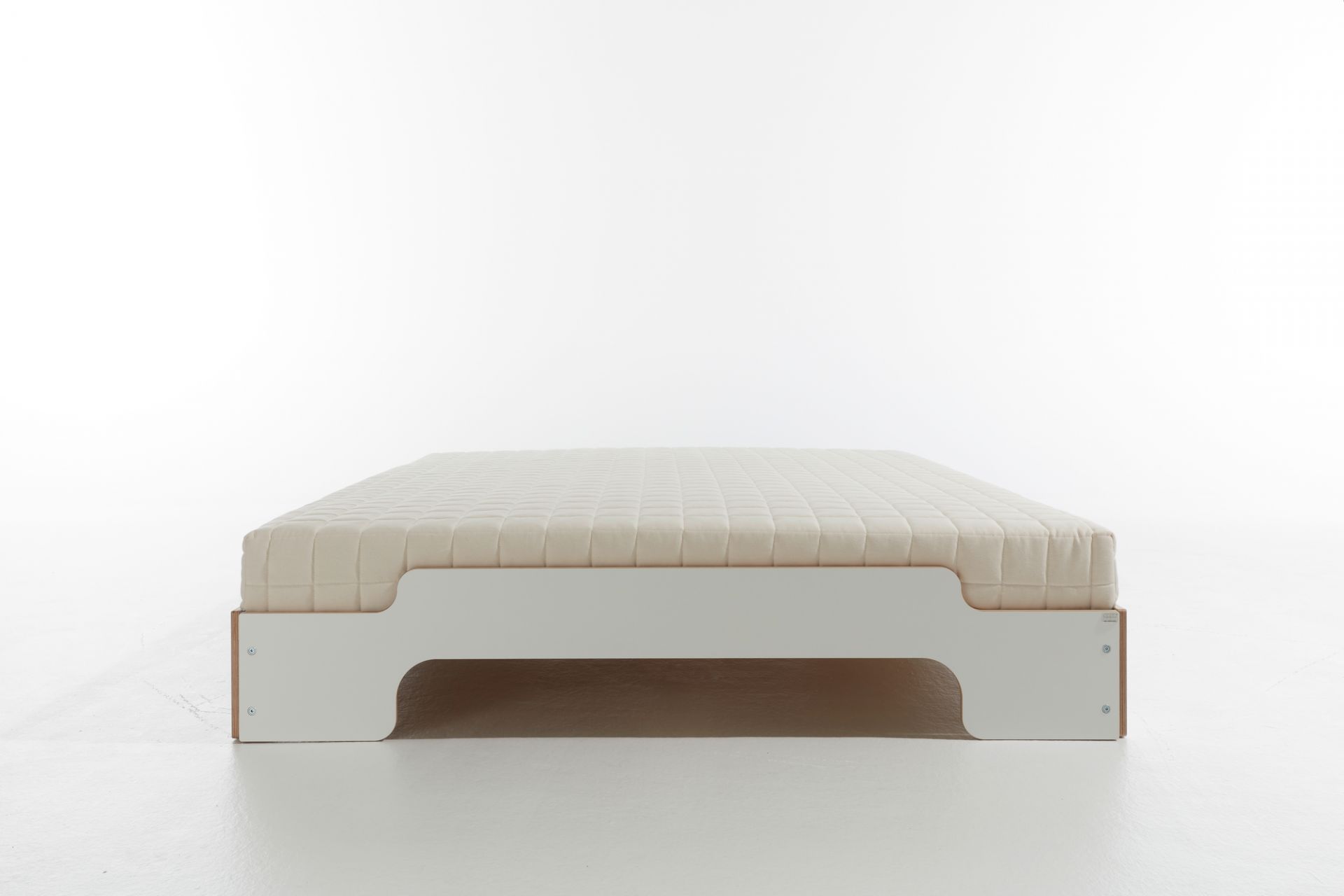 Weiße Stapelliege von Müller Möbelwerkstätten, Komfort Höhe, mit gesteppter Matratze. Modernes Bett für Kinderzimmer.