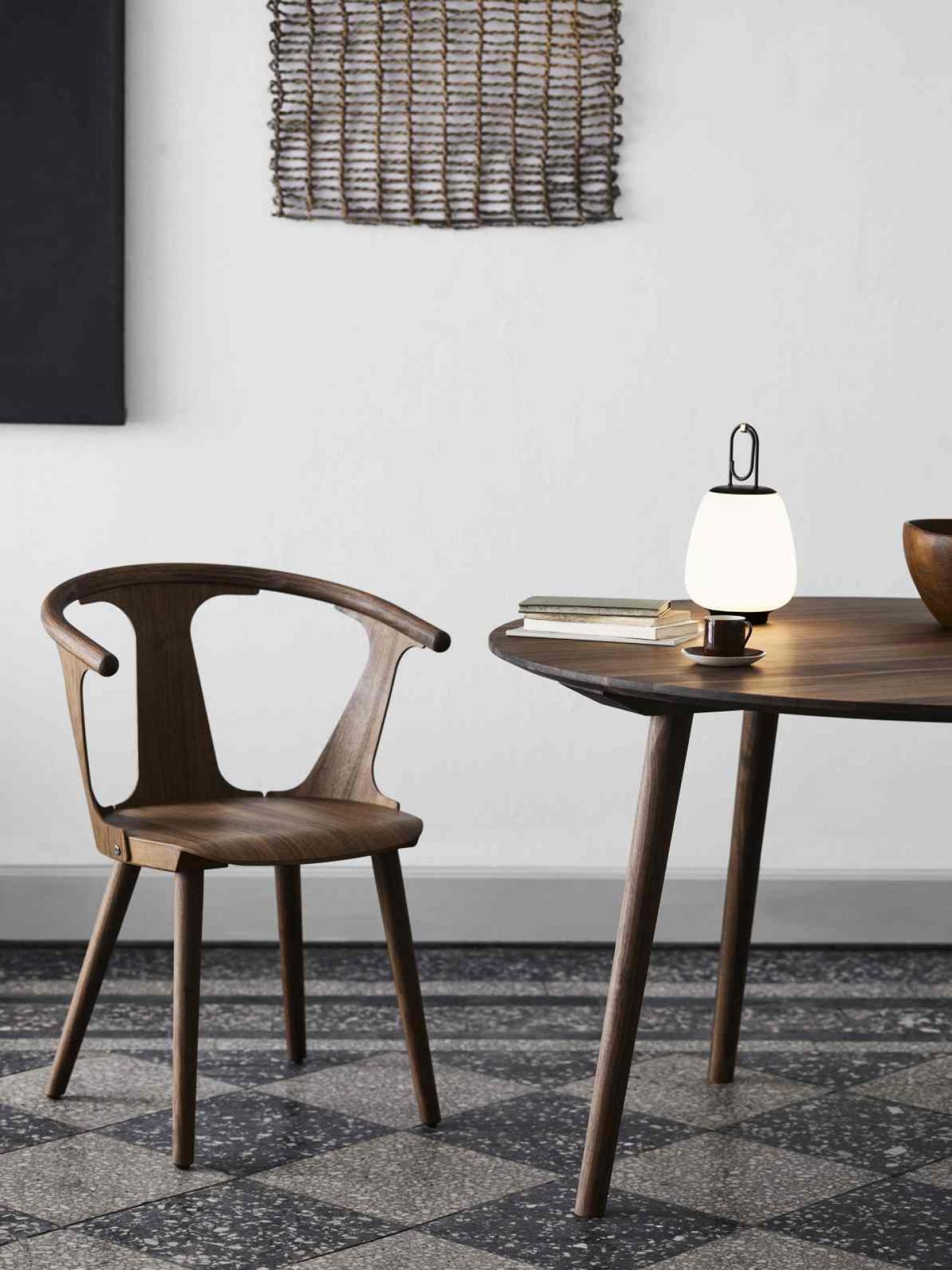 AndTradition In Between Table SK3 aus Holz mit Lampe und Stuhl, modernes Design.