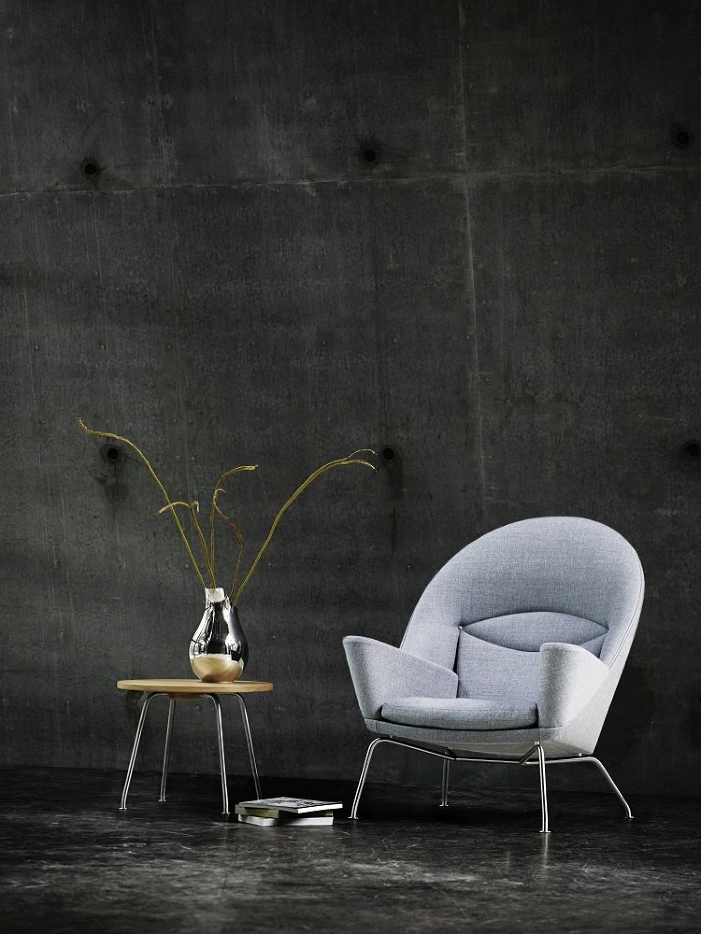 CH468 Oculus Chair Sessel von Carl Hansen & Søn in grauem Stoff mit Beistelltisch.