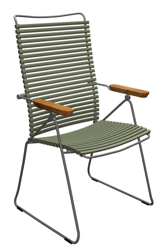 Click Position Chair von Houe, grüner Outdoor Sessel mit Armlehnen aus Holz und Stahlgestell.