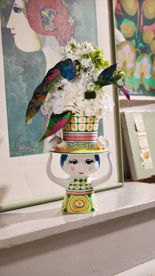 Detailaufnahme der Bjorn Wiinblad Lady with Hat Vase (H 24,5 cm) mit Blumen. Keramikvase im Retro-Design.