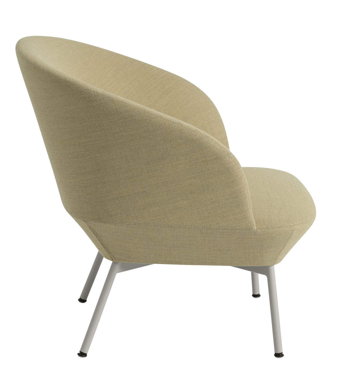 Oslo Lounge Chair von Muuto, Sessel in Beige mit filigranem, weißem Metallgestell, Seitenansicht.