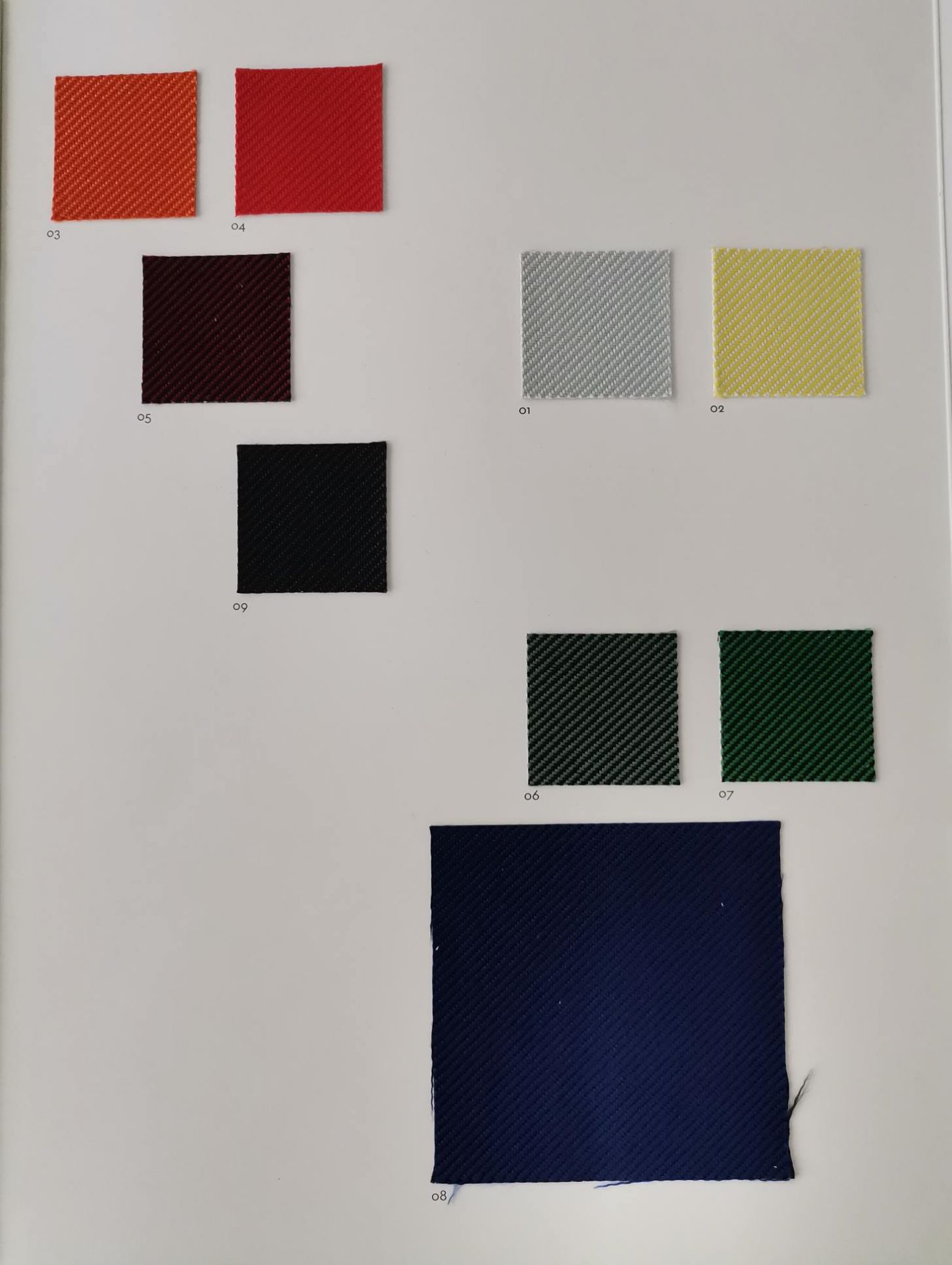 Stoffmusterkarte Reflect von Vitra mit verschiedenen Farben und Texturen für Möbelstoffe.