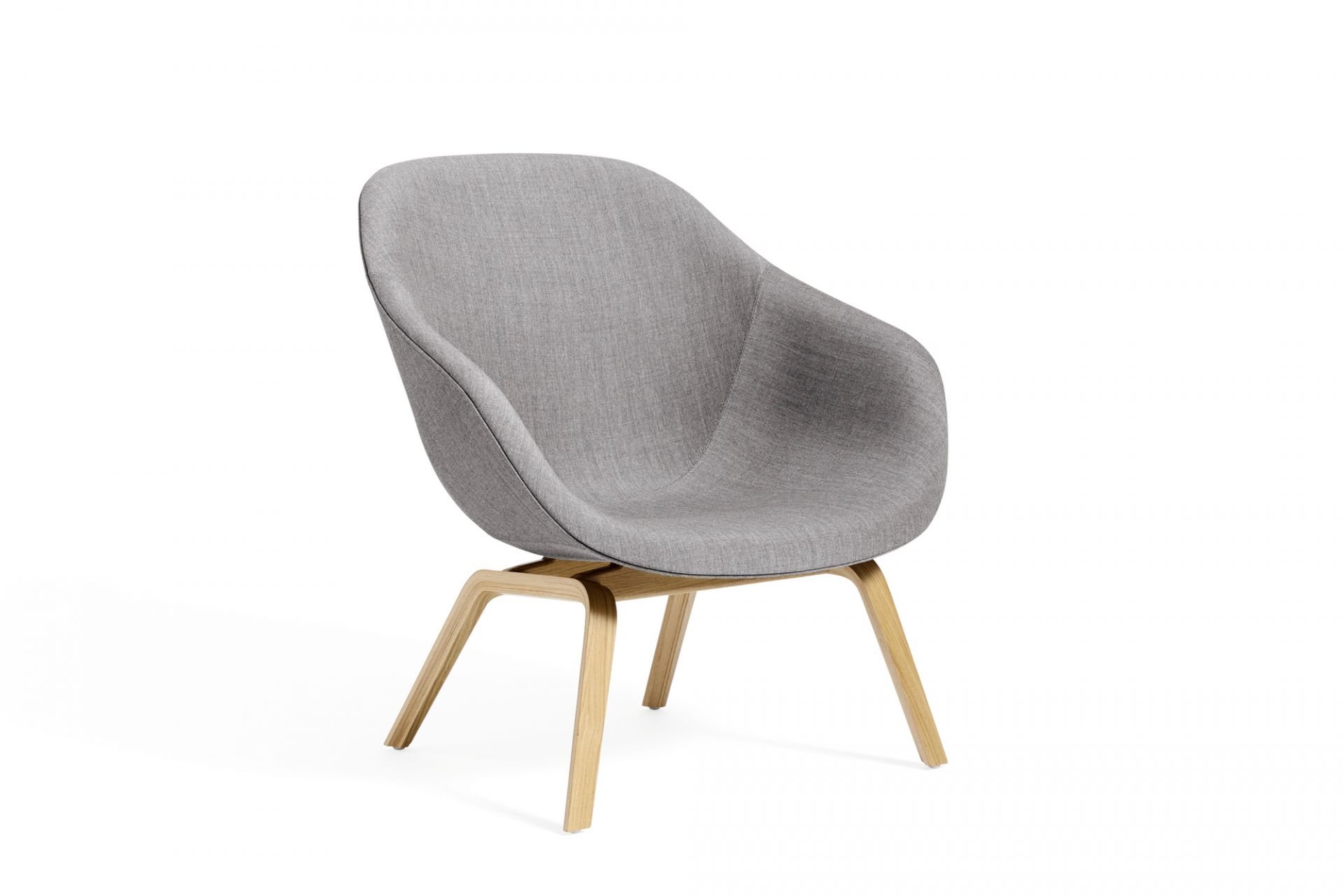 Grauer About a Lounge Sessel AAL 83 von Hay mit hellem Holzgestell. Design Sessel.