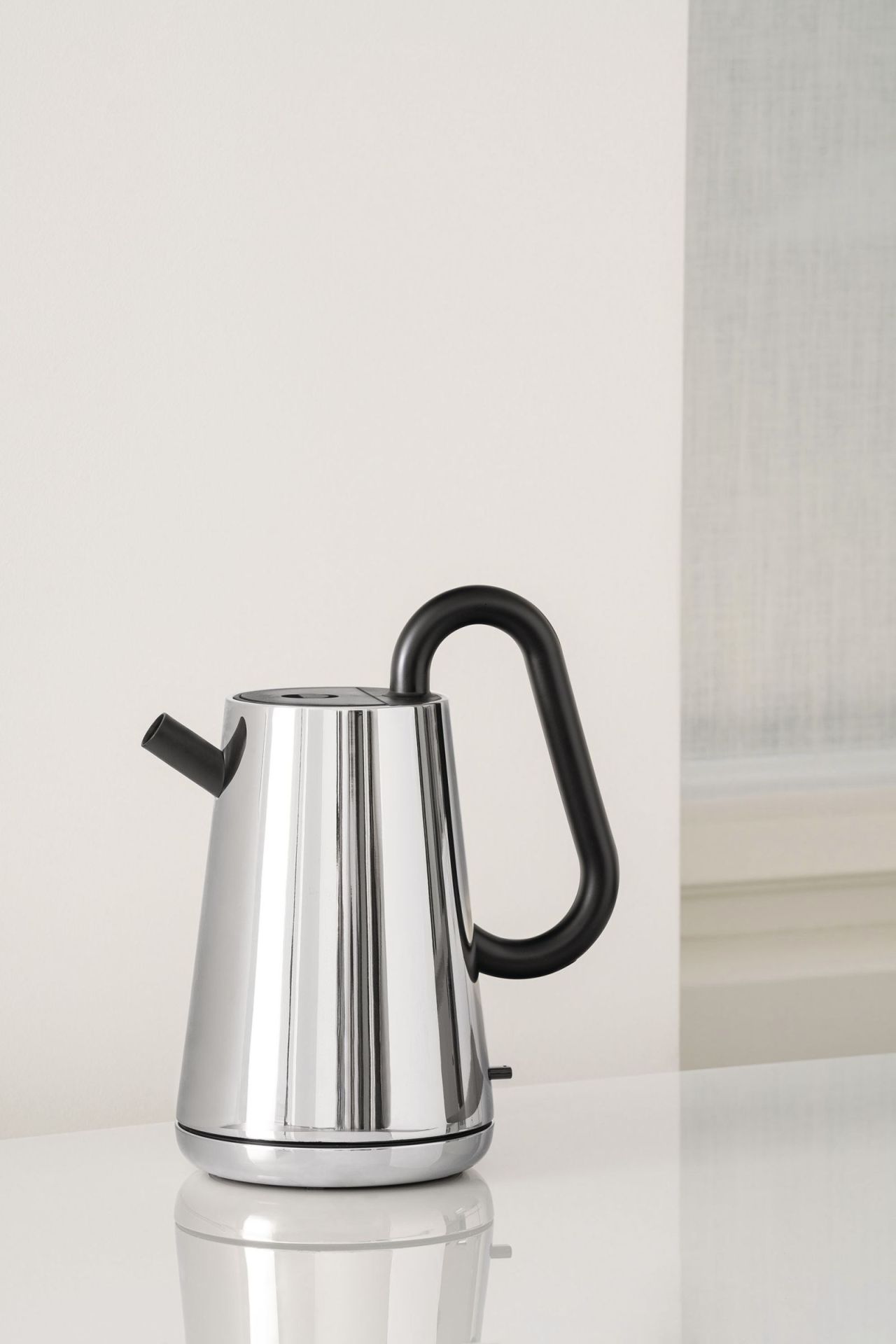 Toru Wasserkocher von Alessi, 80cl, aus poliertem Edelstahl mit schwarzem Griff, modernes Küchendesign.