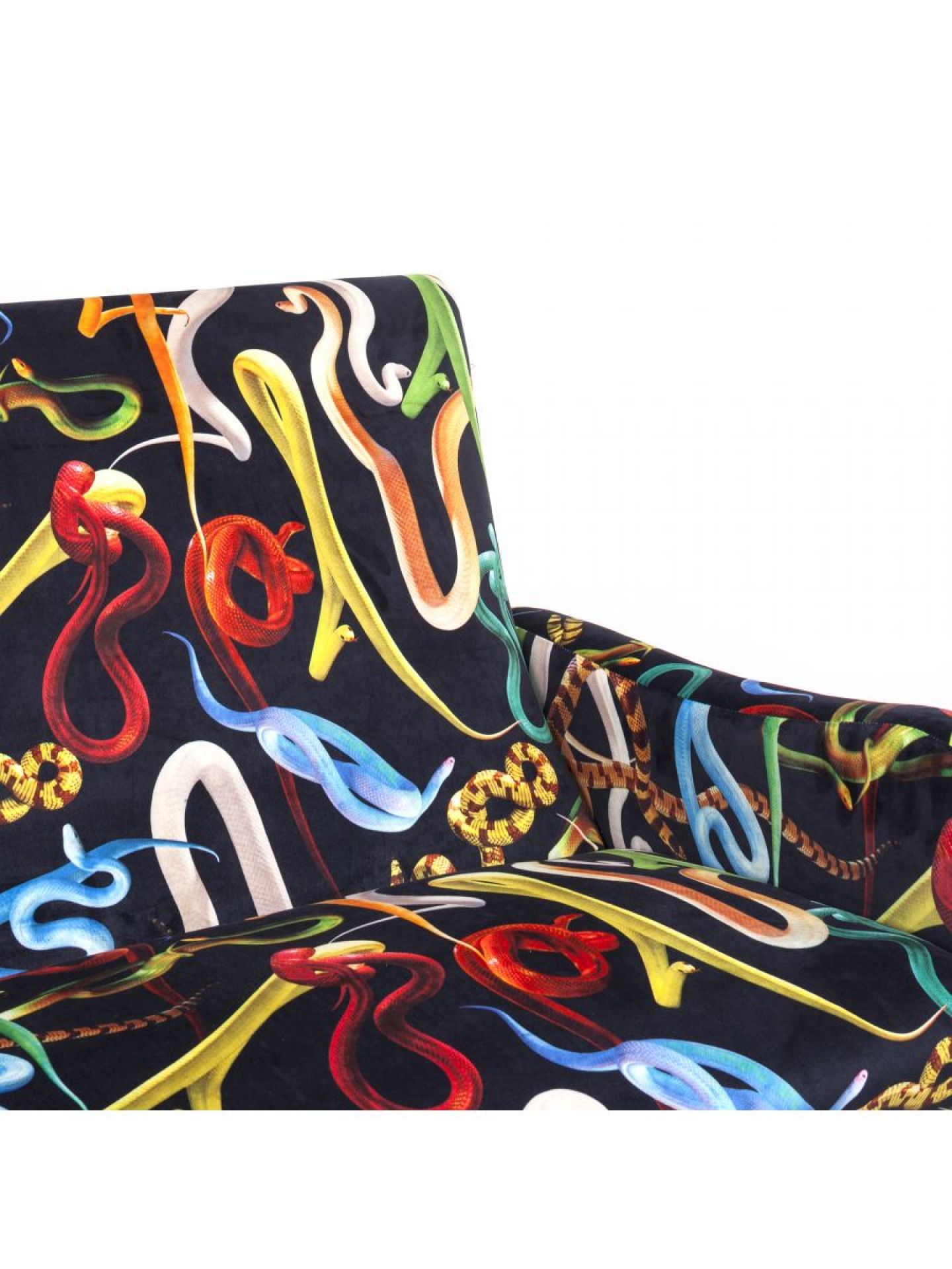 Detailaufnahme des Toiletpaper 2-Sitzer-Sofas Snakes von Seletti mit buntem Schlangenmuster auf schwarzem Samtbezug.