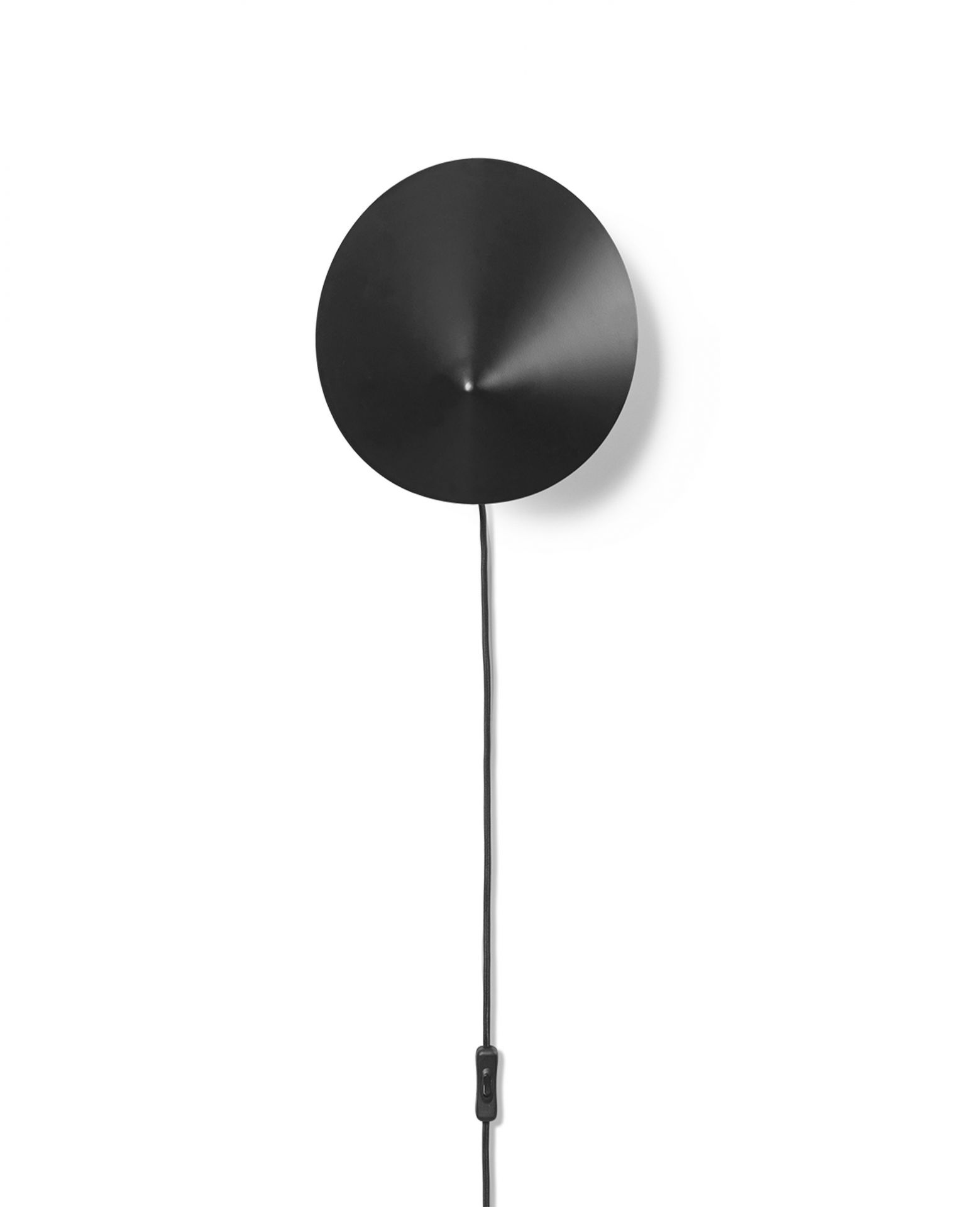 Schwarze Arum Wandleuchte von Ferm Living mit rundem Lampenschirm und Kabel mit Schalter.