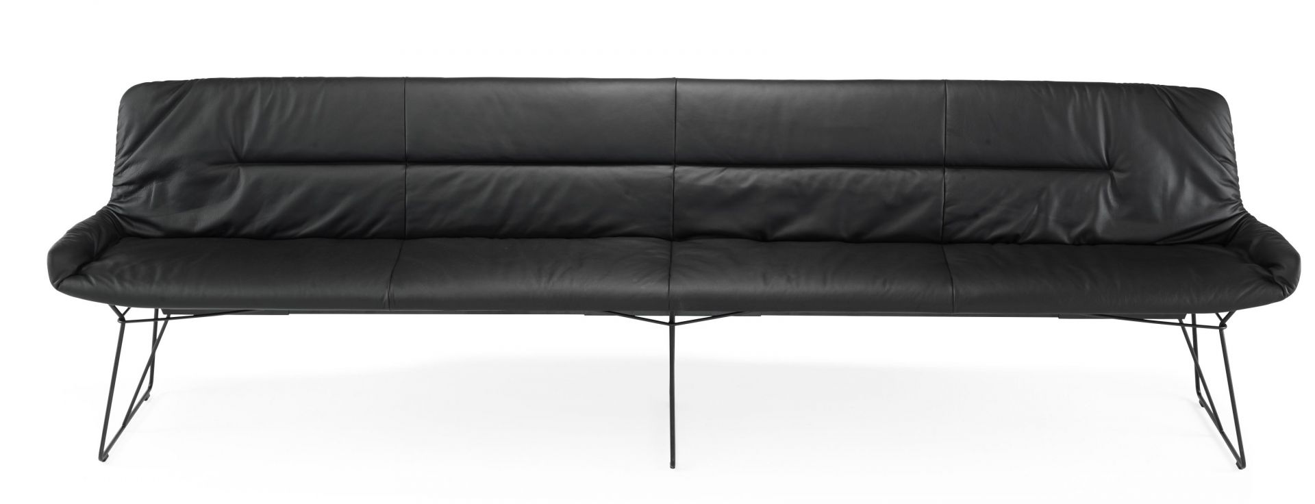 Schwarze Leya Bank von Freifrau Manufaktur mit Lederbezug und filigranem Metallgestell. Design Sitzbank für Wohnzimmer.