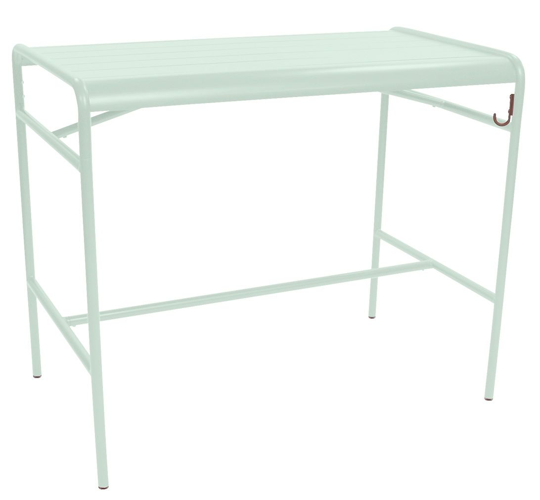 Heller, mintfarbener Luxembourg Stehtisch von Fermob, ideal für den Outdoor-Bereich, mit Haken.